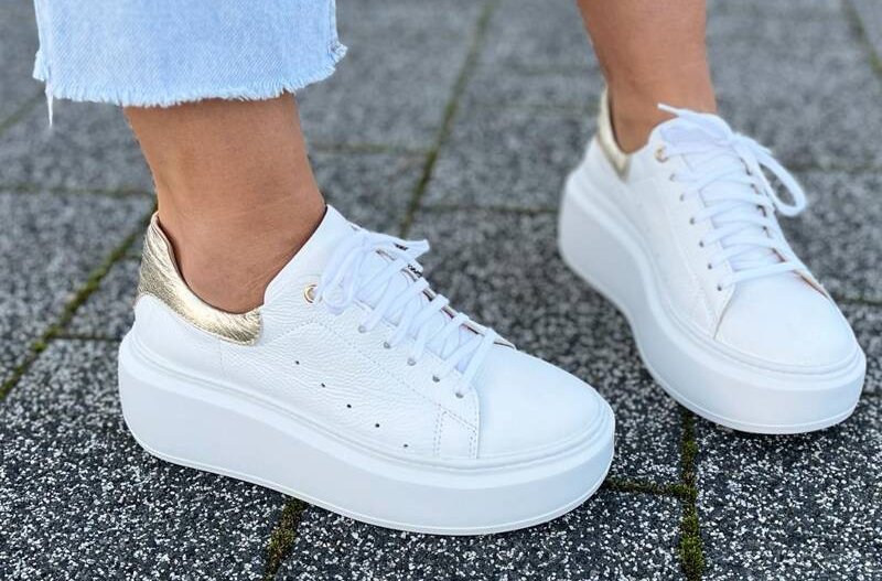 Białe sneakersy damskie – uniwersalność i styl w garderobie